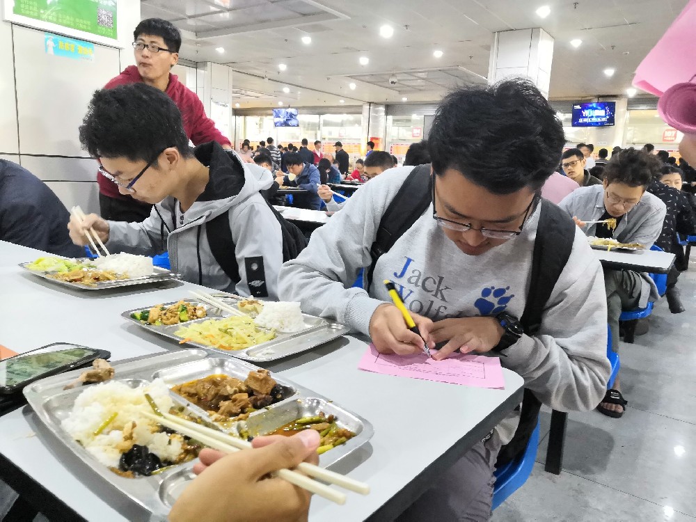 讓員工了解客戶滿意度調查的重要性可以通過以下方法：